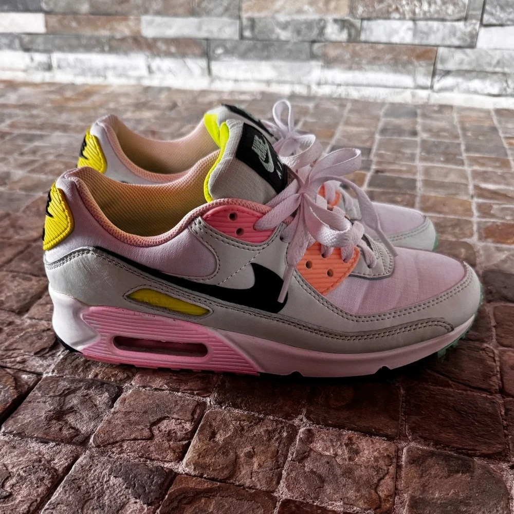 Nike Air Sneakers in Pink and Gray - Picture 4 of 11